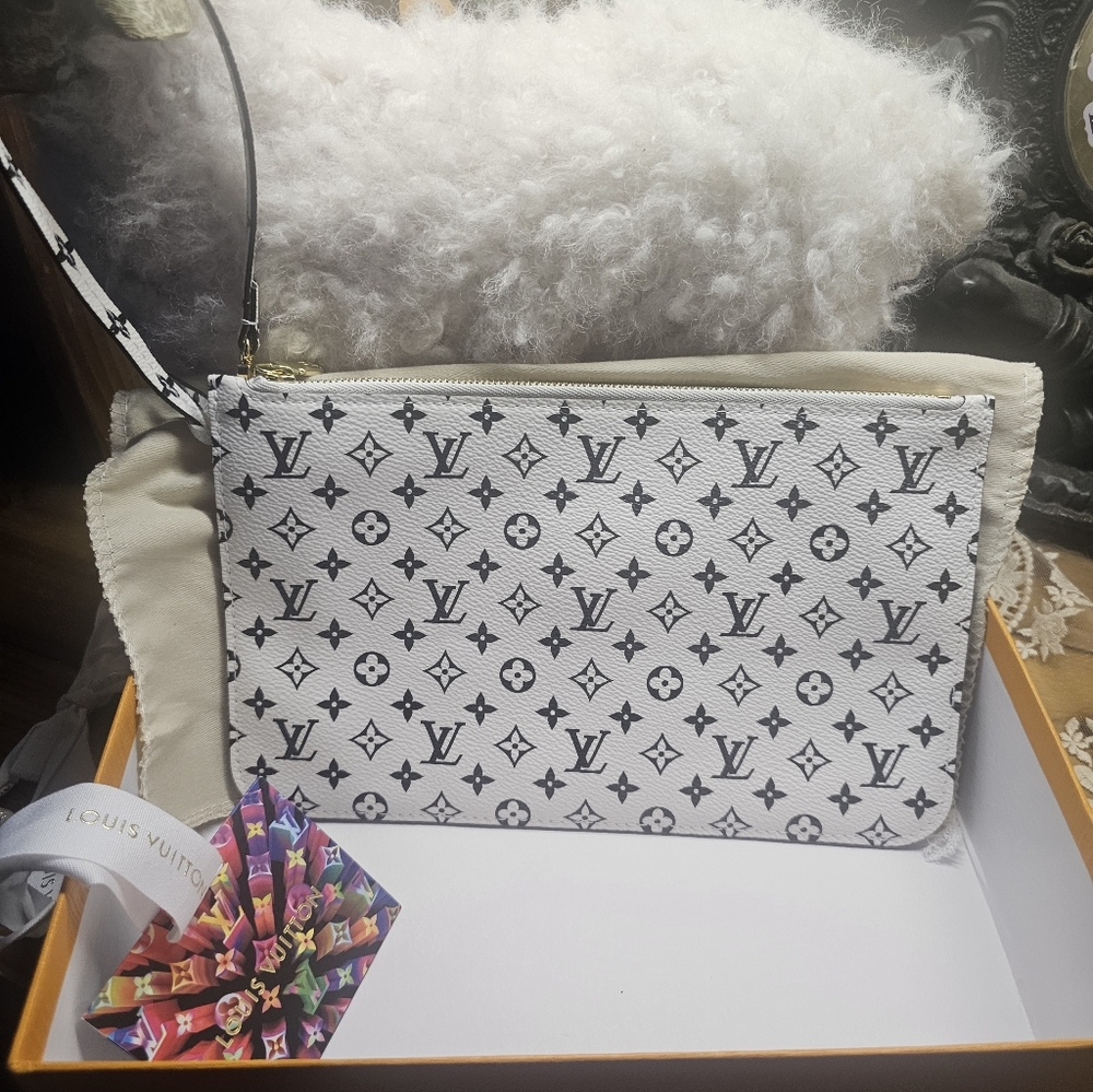 Louis Vuitton White & Black Monogram Canvas Wristlet - Picture 4 of 11